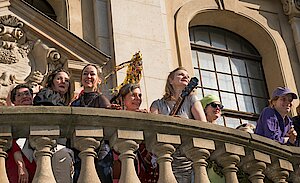 Freitreppe vor dem frz. Dom mit Personen